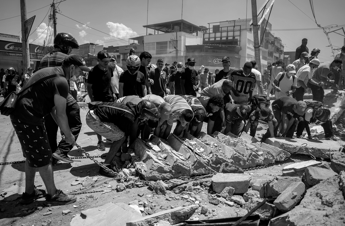 Más de un centenar de muertos por el terremoto de magnitud 7,4