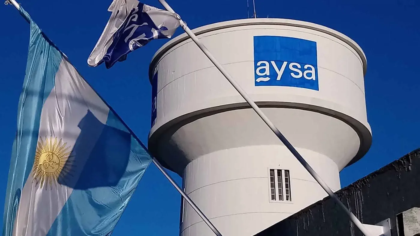 El agua conserva su piso